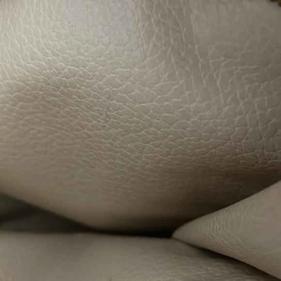 A toilitre bag that is still in style authentic Louis Vuitton - Picture 4 of 4